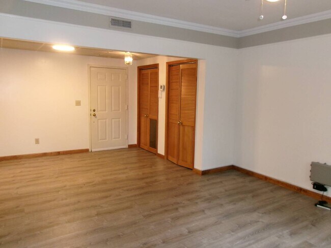 Building Photo - 222 S Ten Broeck St