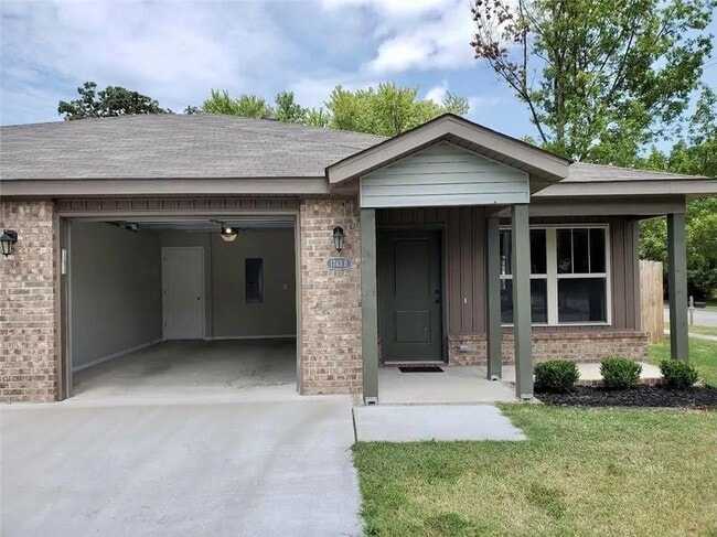 Primary Photo - 1743 E Central St