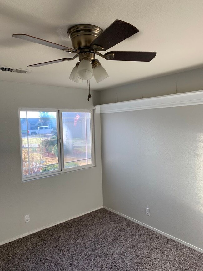Building Photo - 3 Bedroom 2 Bath