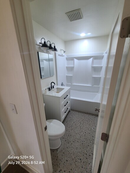 Full bathroom - 1416 Elm Ave