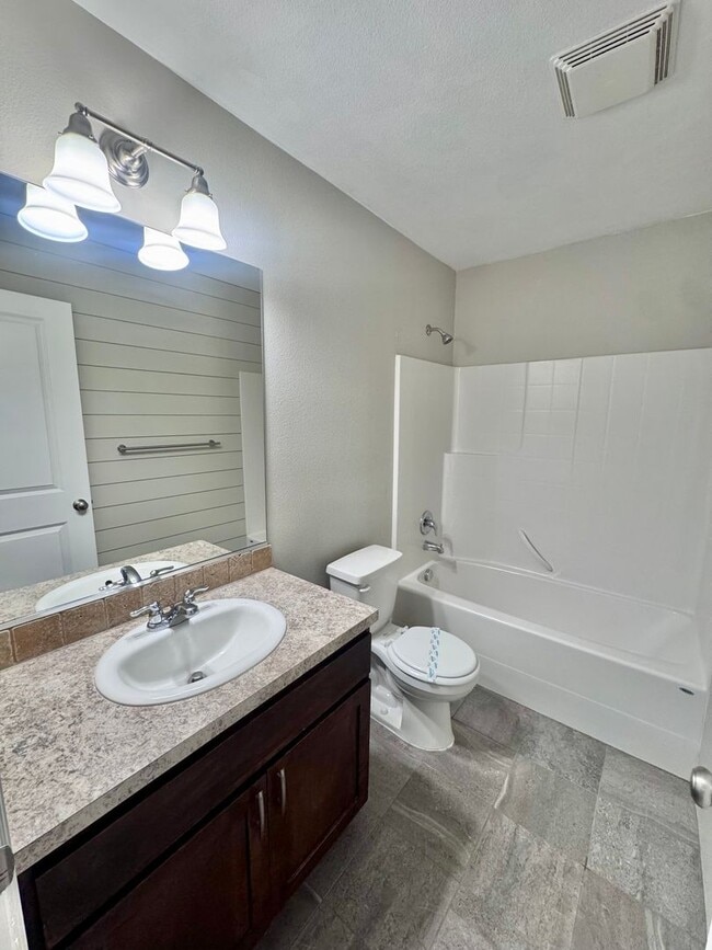 Building Photo - 207 NE 52nd St