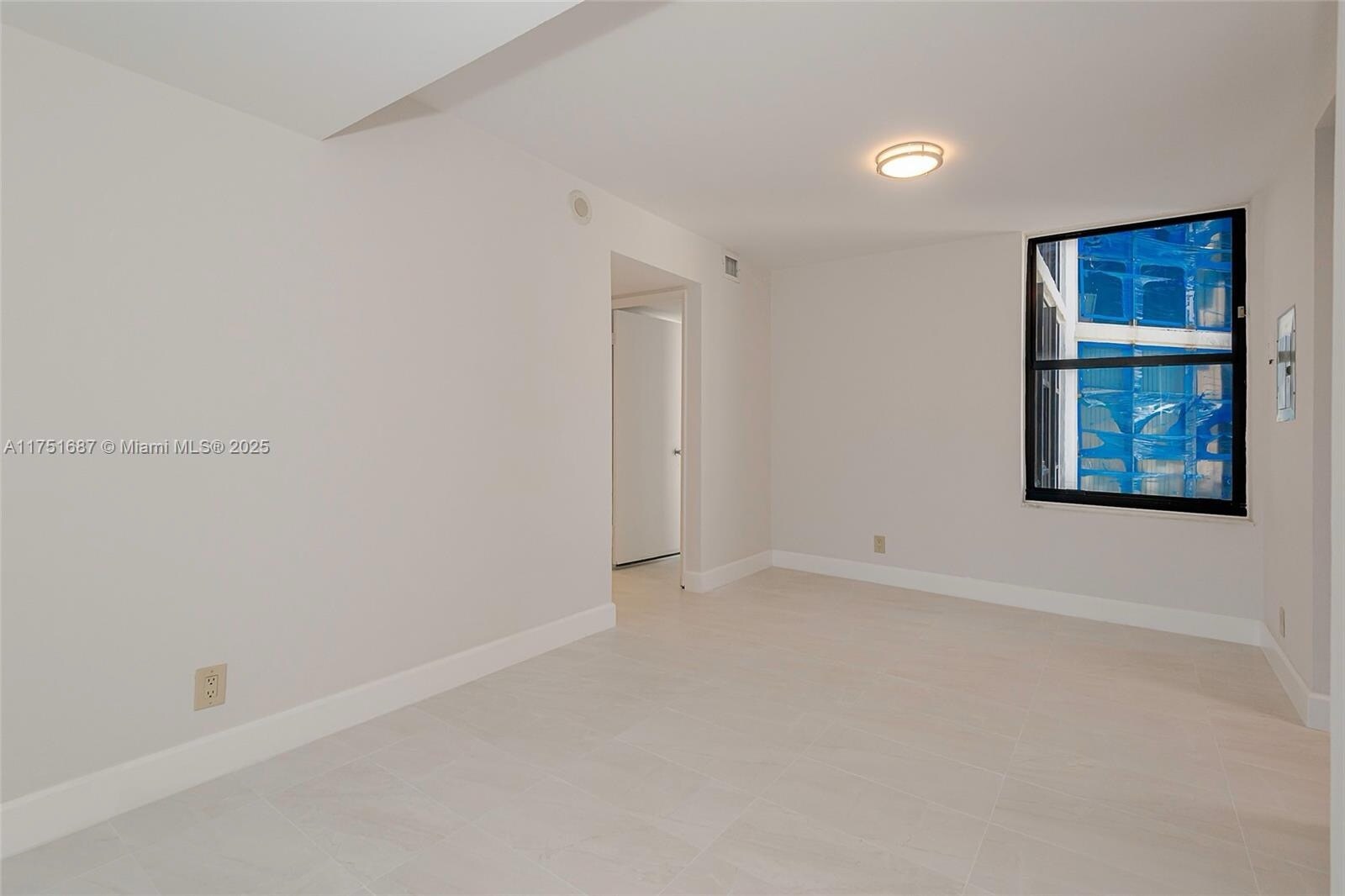 Building Photo - 18181 NE 31st Ct
