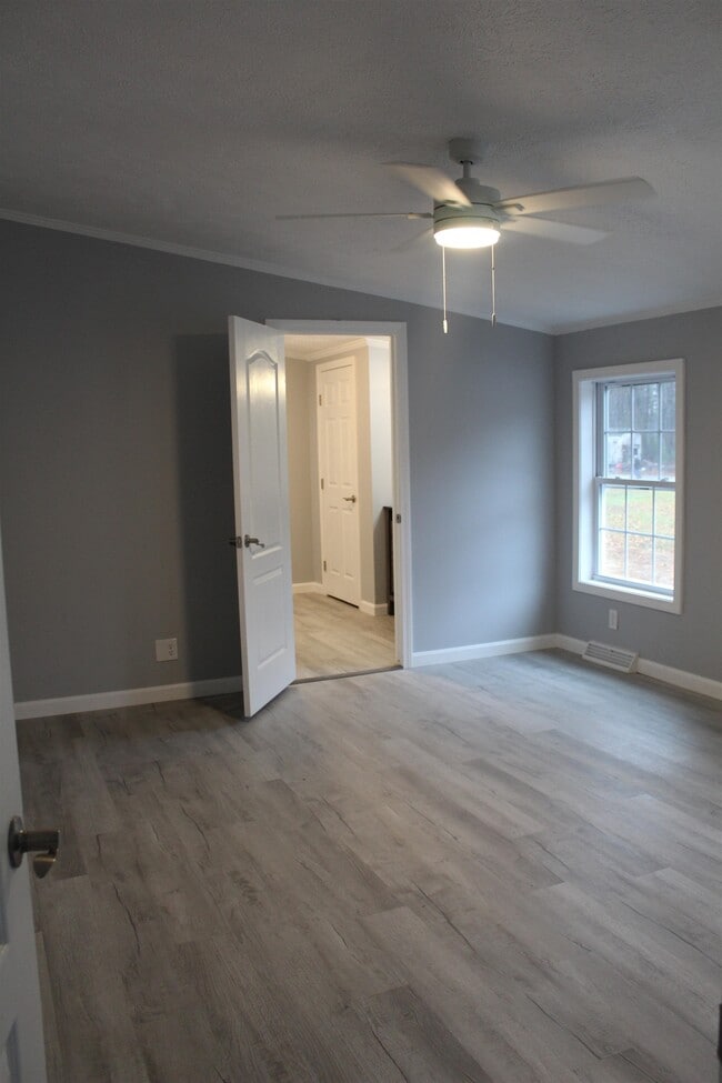 Building Photo - 6 Laura Ln