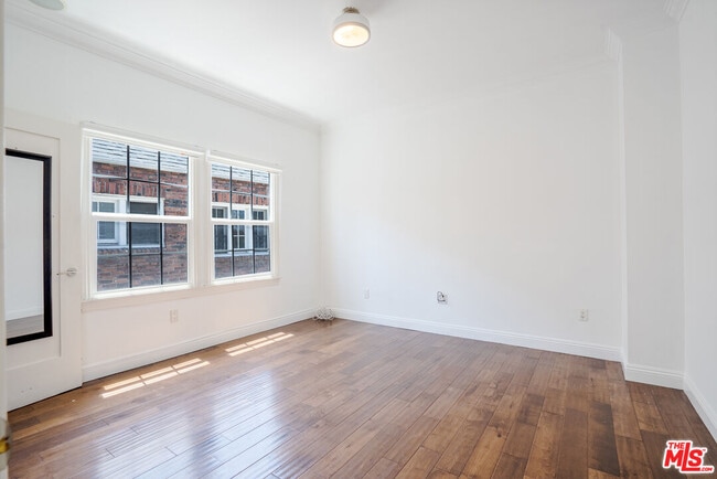 Building Photo - 1049 S Mansfield Ave