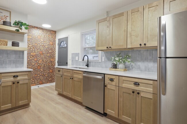 Building Photo - 1003 E Hopkins Dr