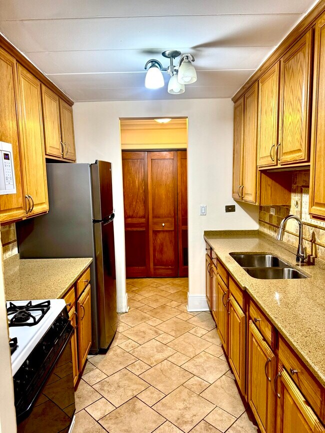 Building Photo - 300 S Roselle Rd