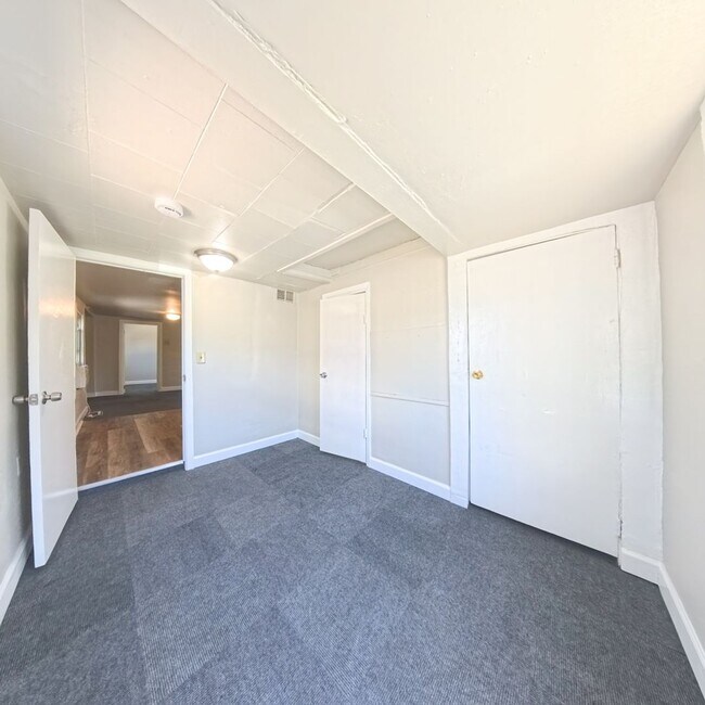 Building Photo - 2938 E Euclid Ave