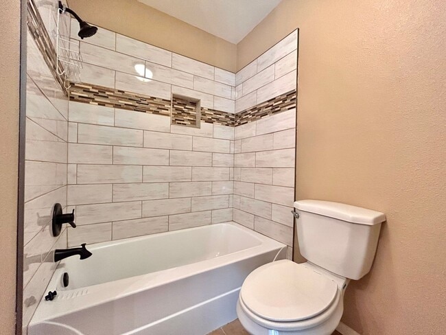 Building Photo - Beautiful 3BR/2BA Two-Level Home with Tall...