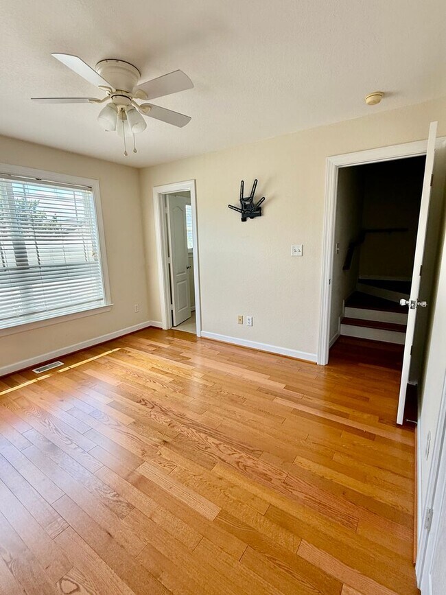 Building Photo - 3BD/3.5 Condo with Garage & Backyard in Shadowlawn! Blocks to the Beach! AVAILABLE NOW!