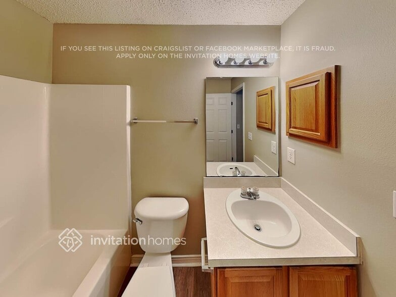 Building Photo - 15582 Moss Hollow Dr