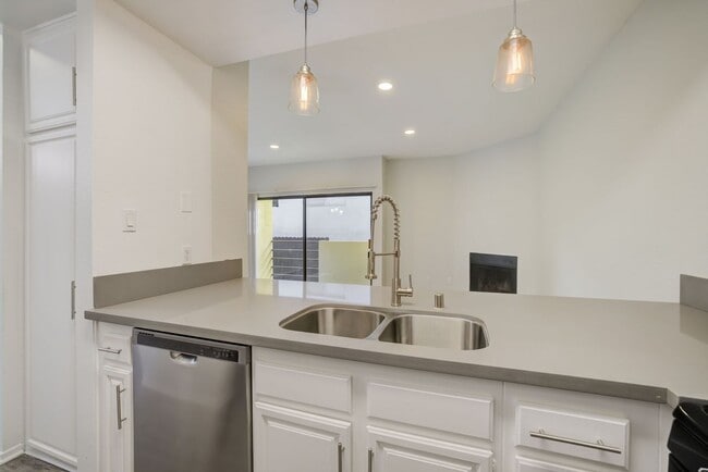 Interior Photo - 711 N. Sweetzer Ave