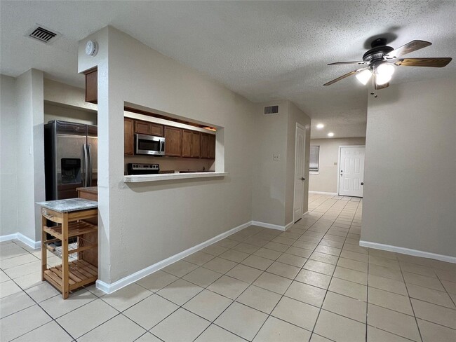Building Photo - 2130 Greenbriar Colony Dr