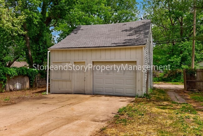 Building Photo - Large 4 bedroom 2 bath in well established Oakland neighborhood