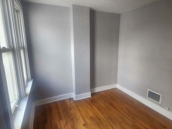 Building Photo - 2 Bedroom 1 bath updated Row Home