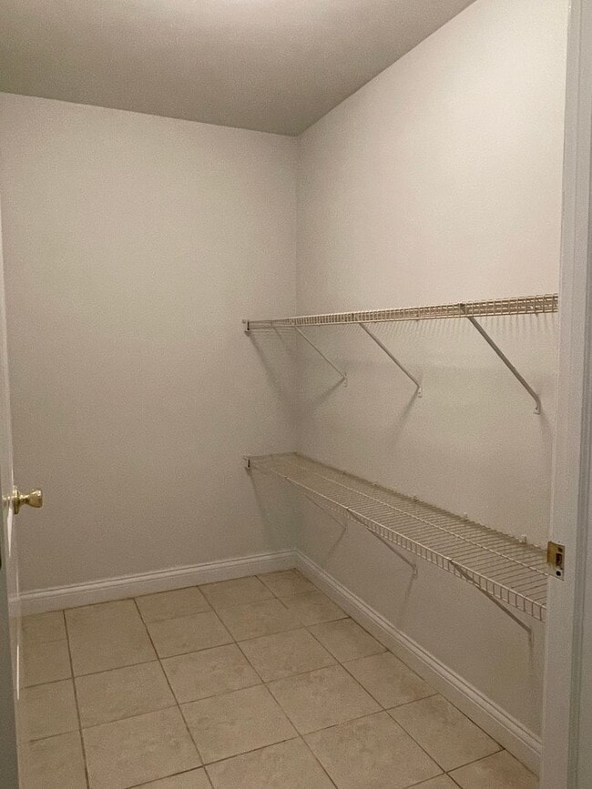 Building Photo - Shelby Twp 2-bedroom, 2-bath condo-style, private patio, 1st floor unit