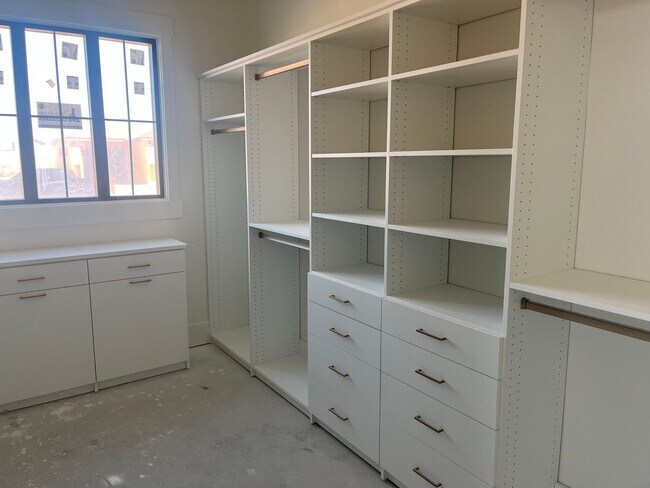 Building Photo - Gorgeous 6 bedroom with Pool and RV Garage