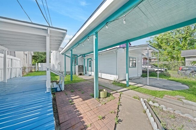 Building Photo - 2823 Bernardo De Galvez Ave