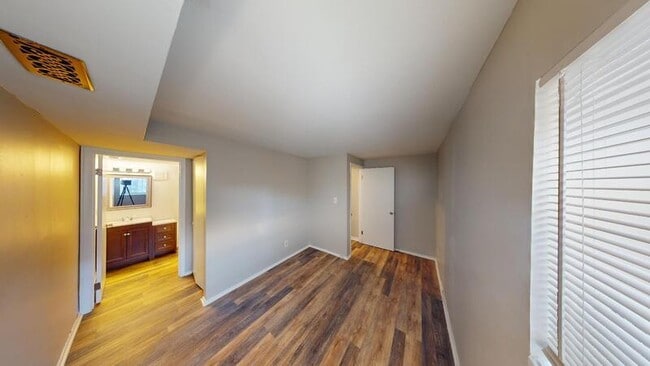 Building Photo - 1831 N Spring St