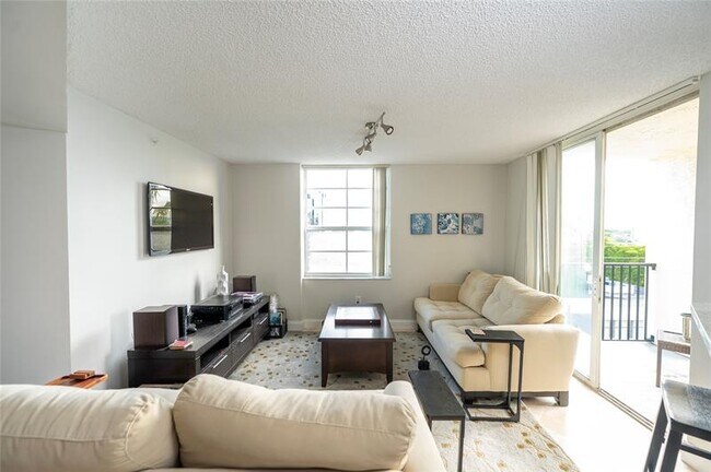 Building Photo - 520 SE 5 Ave