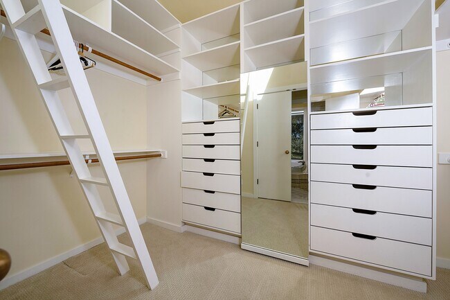 Building Photo - 2700 Hillcrest Dr