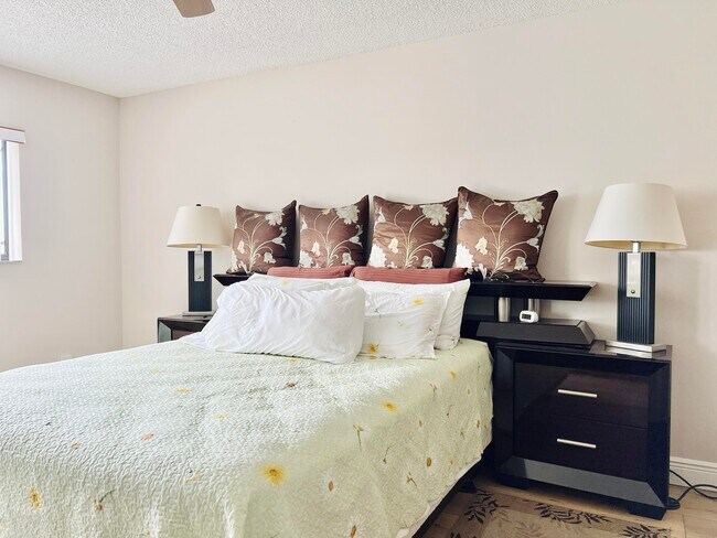 Building Photo - 4725 Lucerne Lakes Blvd E