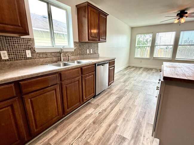 Building Photo - 529 W Metcalfe St