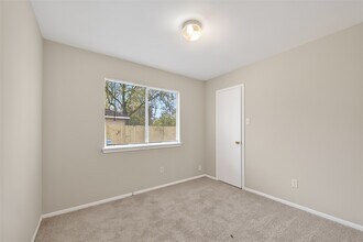 Building Photo - 16022 Old River Rd