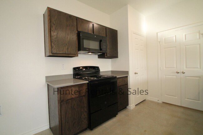 Building Photo - Exceptional 3 Bedroom Heights Duplex