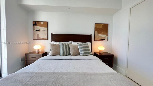 Building Photo - 1300 Brickell Bay Dr