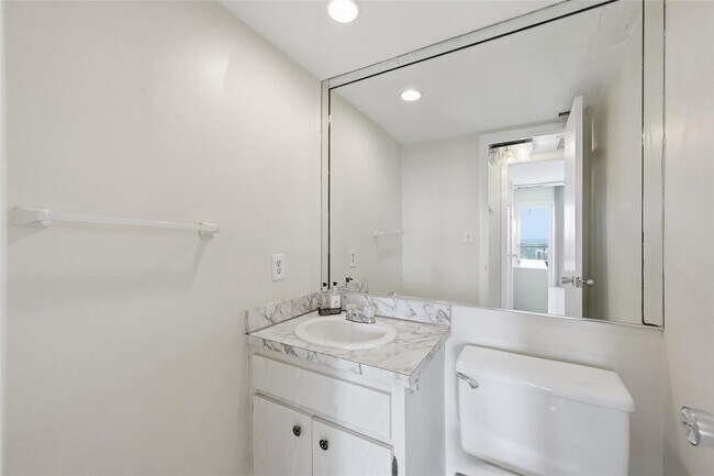 Building Photo - 405 N Ocean Blvd