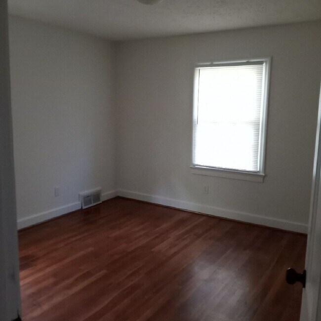 Building Photo - 1017 W End Blvd