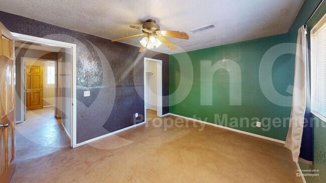 Building Photo - 906 E Halcyon Rd