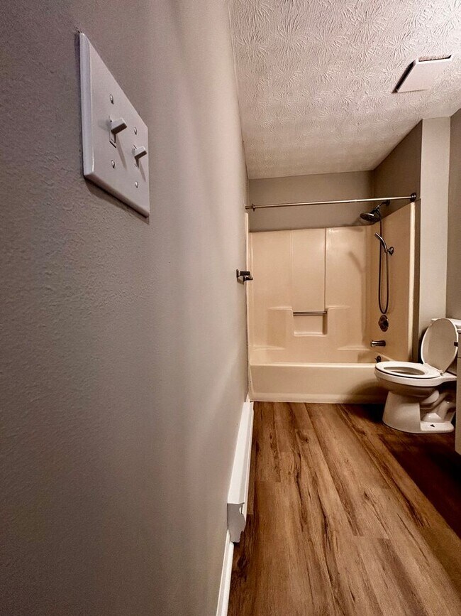 Building Photo - Newly Renovated 2 bedroom in Englewood!