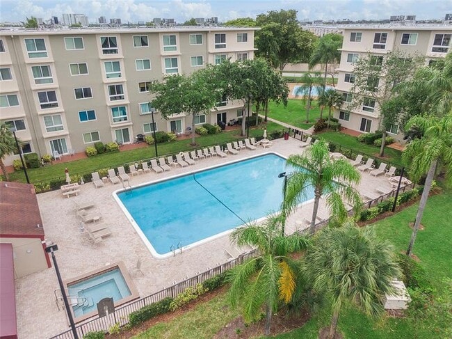 Building Photo - 2108 S Cypress Bend Dr