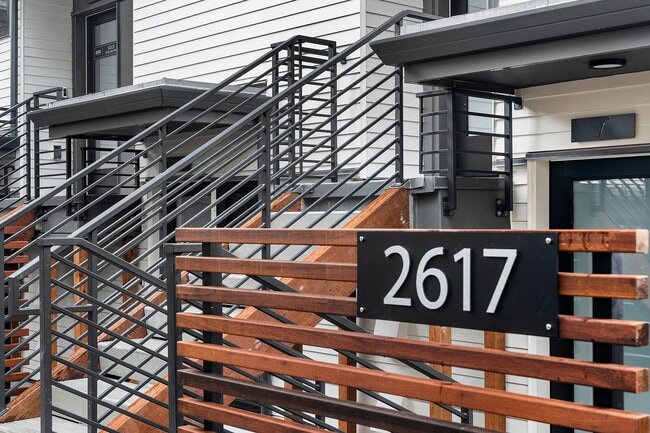 Building Photo - Eastlake Loft Condominium