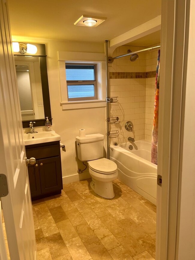 Building Photo - Available 1/0! Cozy townhouse in the Mt Baker neighborhood.