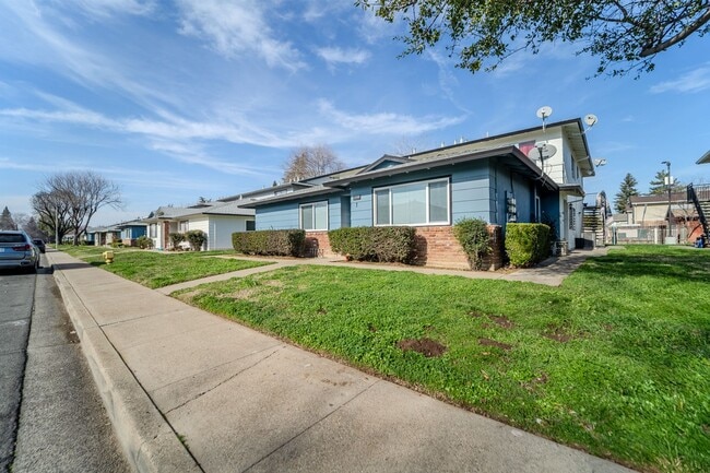 Building Photo - Cute remodeled unit!