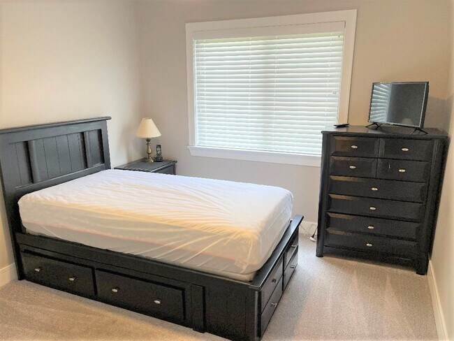 Building Photo - 1050 Southbury Ln