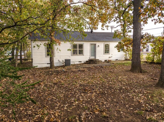 Building Photo - Freshly Updated 3 Bedroom House