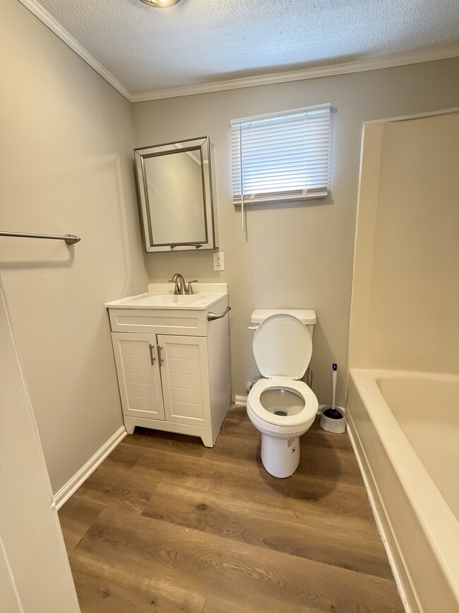 Building Photo - 919 N Walnut St