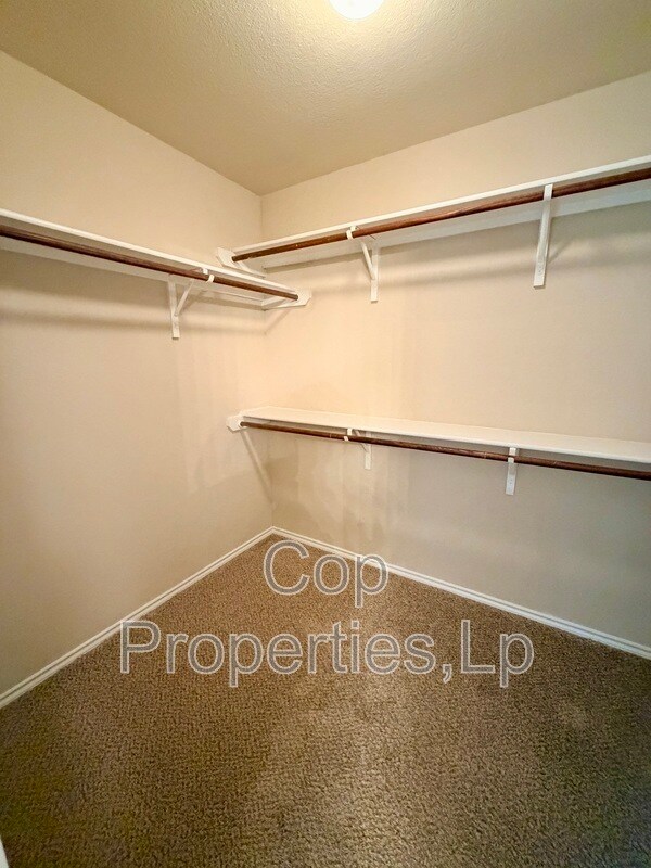 Building Photo - 741 Clearbrook Ave