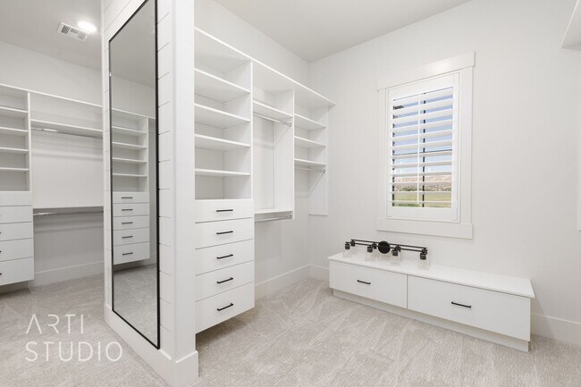 Building Photo - BRAND NEW Gorgeous 6 bed 7 bath with Pool ...