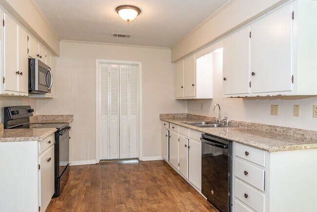 Building Photo - VERY large home in a great location!!