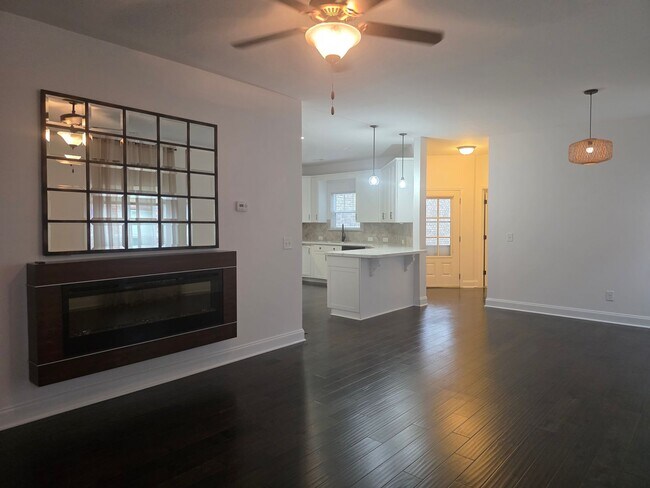 Building Photo - Hendersonville one level villa community amenities included