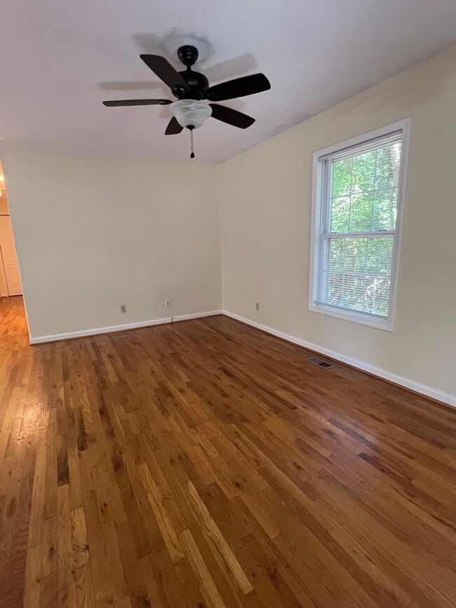 Building Photo - Lovely 3 bedroom/2 bathroom, Convenient Ro...