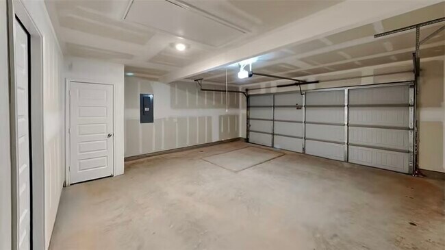 Building Photo - 805 NE 105th St