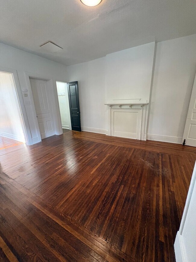 Building Photo - Available Now! 1 bedroom apartment.