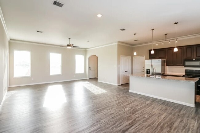 Building Photo - 415 Lakeland Cir