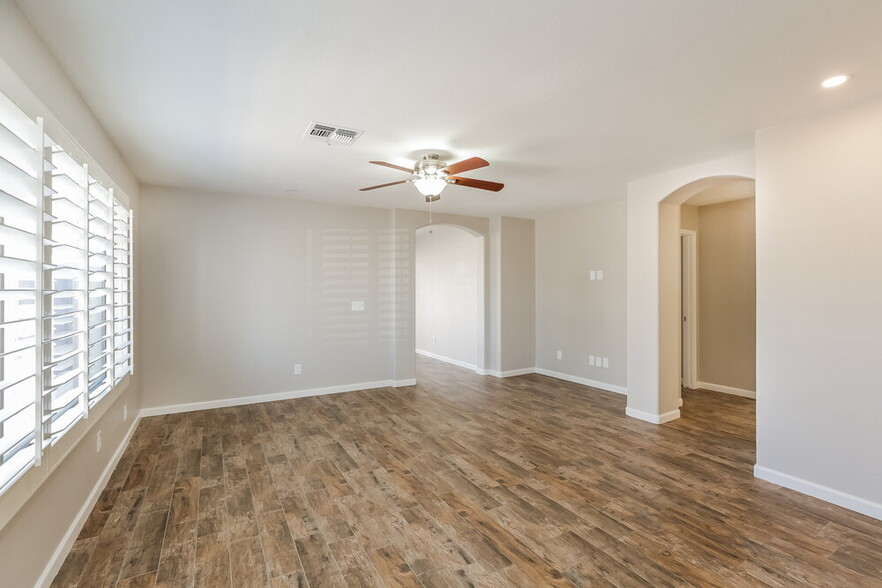 Building Photo - 10898 W Alvarado Rd