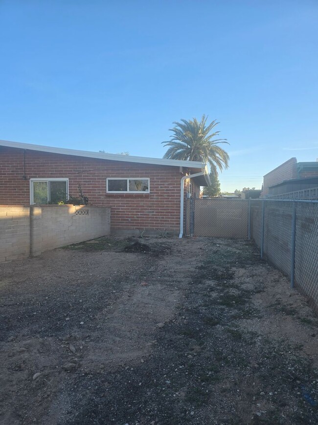 Building Photo - 9063 E Bellevue St